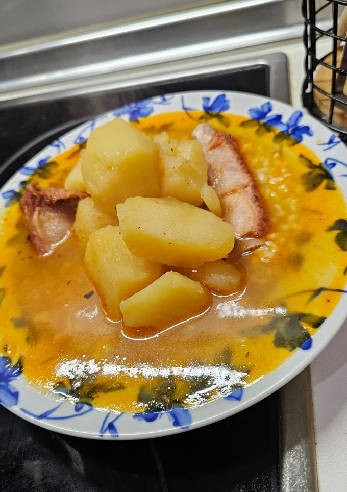 Una foto de Patatas con costillas adobadas