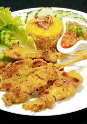 รูปของ ข้าวผัดหมูสะเต๊ะ Fried  Rice and Pork Satay