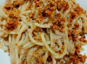 Foto di Spaghetti alla Crema di Tonno e Acciughe con Fette Biscottate a Polvere Aromatizzate