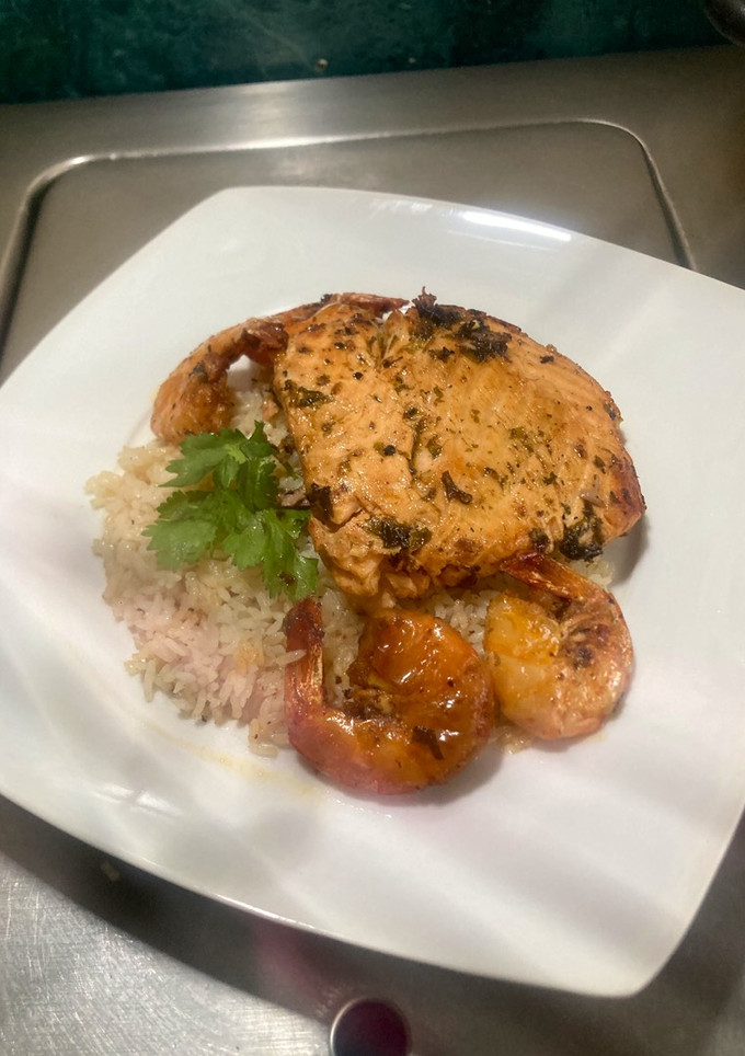 Una foto de "Salmón a la mexicana con vinagreta de cilantro"