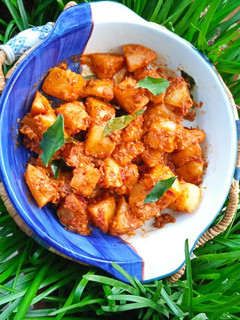 A picture of Masaledaar Khattey aloo.