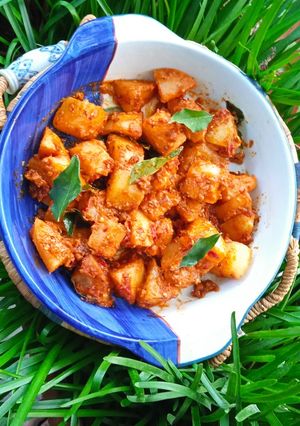 A picture of Masaledaar Khattey aloo.