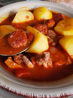 Una foto de Costilla de cerdo y chorizo dulce en vino tinto