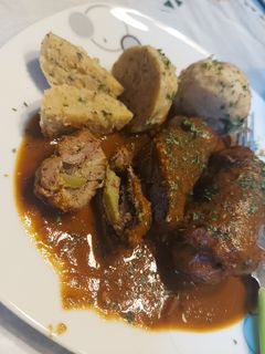 Leckere Rouladen mit Semmelknödel und Bratensoße Rezepthauptbild