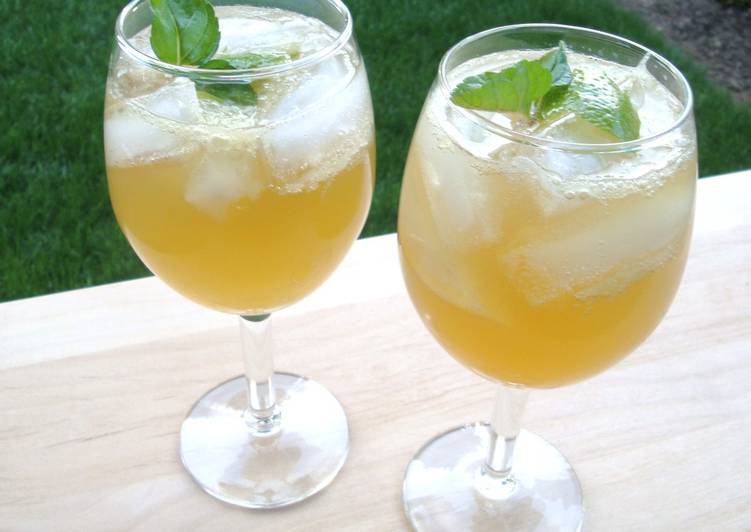 Recipe of Ultimate Sparkling mint &amp; lemon juleps (Cocktail)