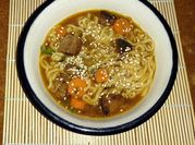 Una foto de ramen de res con champiñones