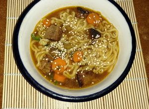 Una foto de Ramen estilo _cocinando_facil