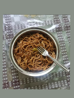 વેજ હક્કા નુડલ્સ (Veg Hakka Noodles Recipe In Gujarati) રેસીપી મુખ્ય ફોટો