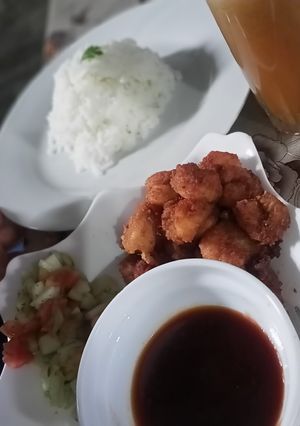 Una foto de Camarones apanados con salsa agrídulce 😛😋