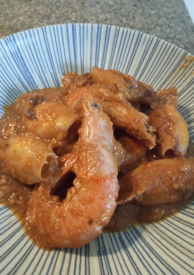 Una foto de Guiso de gambas y calamares
