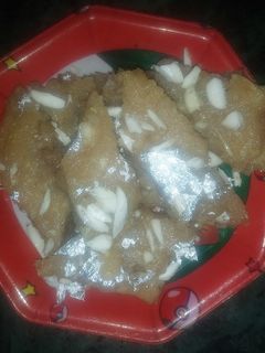 मूंग दाल की बर्फी (moong dal ki barfi recipe in Hindi) रेसिपी मुख्य फोटो