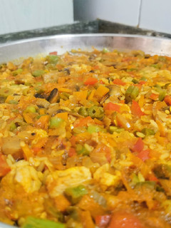 Una foto de Pollo con arroz verduras y curry!!!
