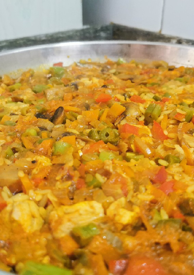 Una foto de Pollo con arroz verduras y curry!!!