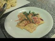Una foto de raviolis relleno de carne