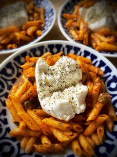 Una foto de Pasta con alcaparras y burrata