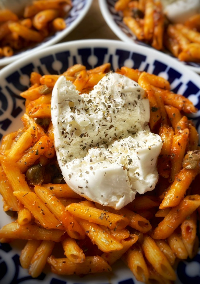 Una foto de Pasta con alcaparras y burrata