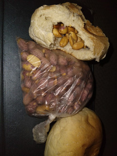 A picture of Peanut Burger bread.