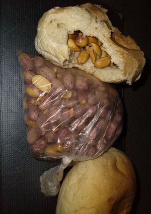 A picture of Peanut Burger bread.