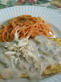 Una foto de Crepas de pollo en salsa de champiñones