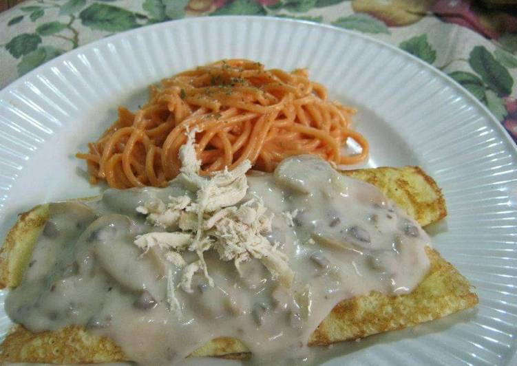 Crepas de pollo en salsa de champiñones