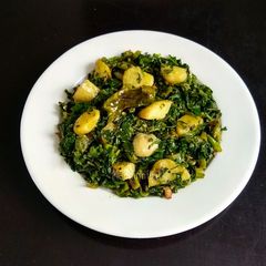 A picture of Palak Aloo Lehsuniya.