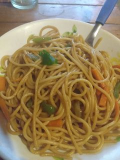 Una foto de Fideos salteados con salsa de soja! Súper fácil