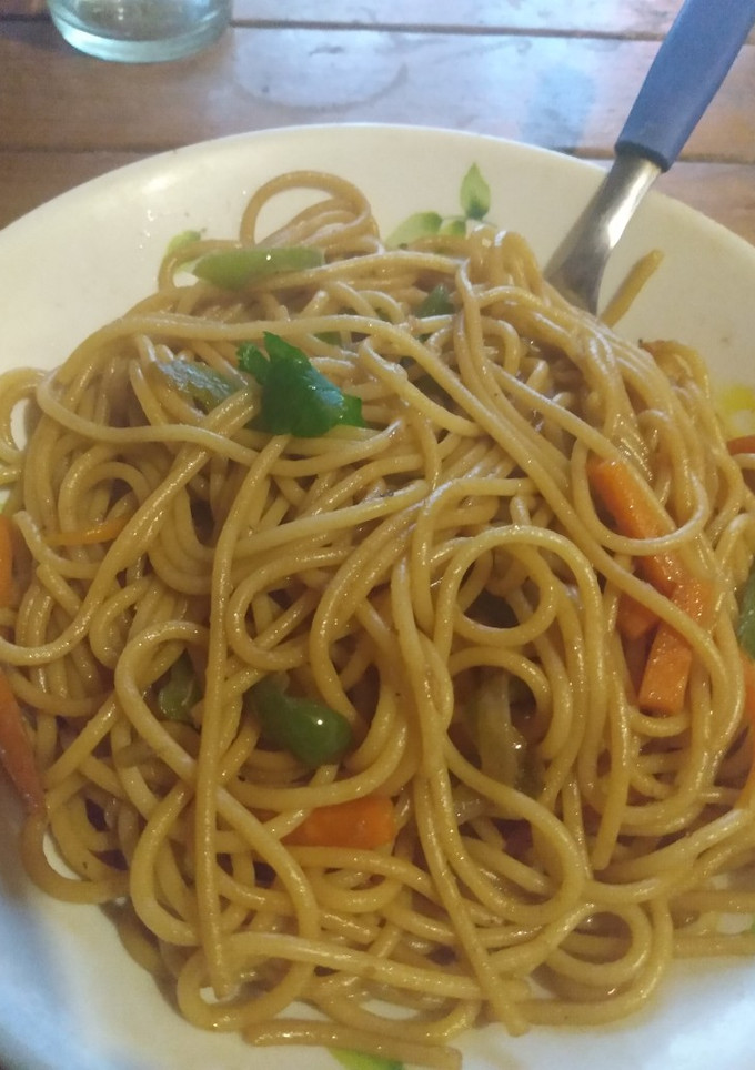 Una foto de Fideos salteados con salsa de soja! Súper fácil