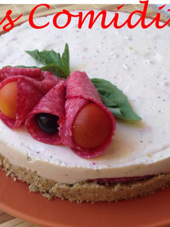 Una foto de Pastel salado de queso y salami