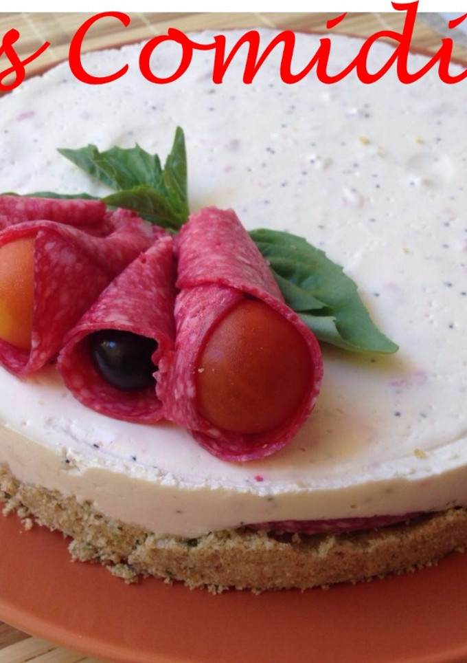 Una foto de Pastel salado de queso y salami