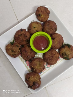 સાબુદાણા બટાકા ના વડા (Sabudana Bataka Vada Recipe In Gujarati) રેસીપી મુખ્ય ફોટો