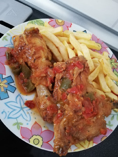 Una foto de Pollo al chilindrón con patatas fritas