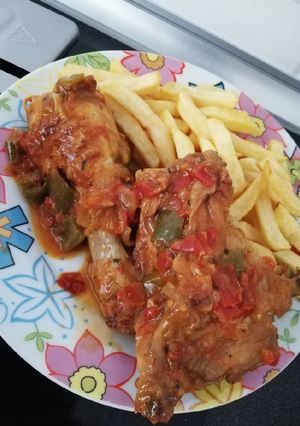 Foto principal de Pollo al chilindrón con patatas fritas