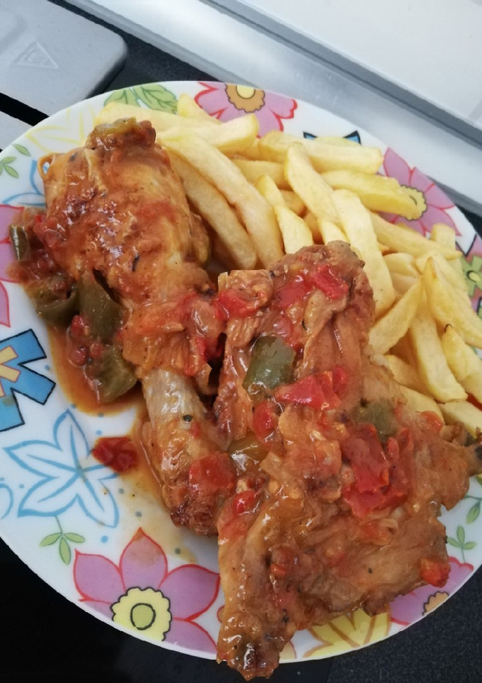 Una foto de Pollo al chilindrón con patatas fritas