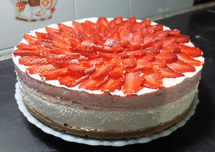 Strawberry &amp; White Chocolate Mousse Cake 🍓😋