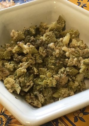 Une photo de Fleurettes de chou romanesco au bouillon de poisson et estragon