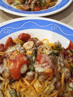 Una foto de Spaghetti con Trigueros, Tomates Cherry, Aceitunas Verdes y Panceta al Pesto de Hierbas Provenzales