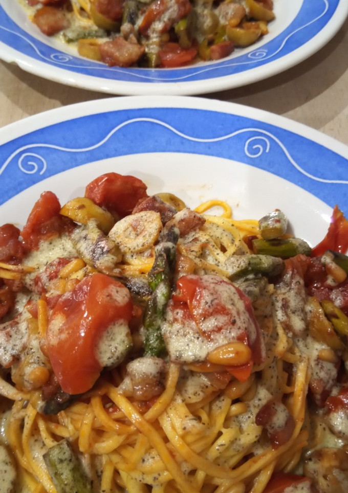 Una foto de Spaghetti con Trigueros, Tomates Cherry, Aceitunas Verdes y Panceta al Pesto de Hierbas Provenzales