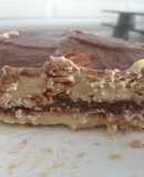 Tarta de natillas de vainilla y chocolate con galletas en mambo