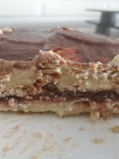 Una foto de Tarta de natillas de vainilla y chocolate con galletas en mambo