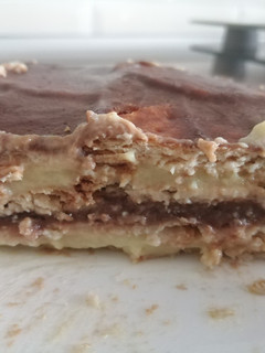 Una foto de Tarta de natillas de vainilla y chocolate con galletas en mambo