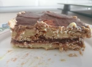 Foto principal de Tarta de natillas de vainilla y chocolate con galletas en mambo