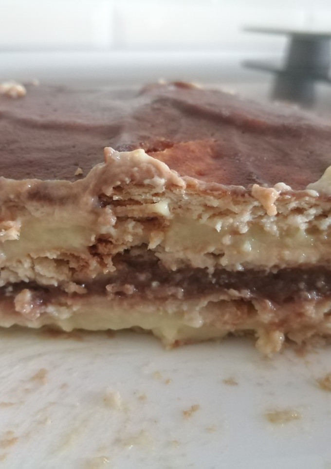 Una foto de Tarta de natillas de vainilla y chocolate con galletas en mambo