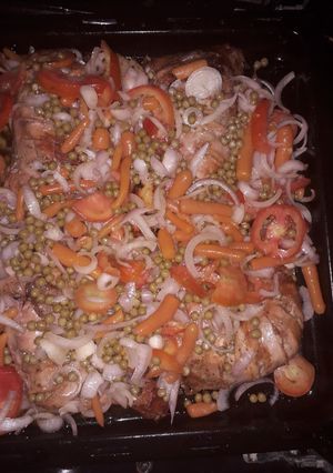 Une photo de Cuisse de poulet petit pois carottes au four
