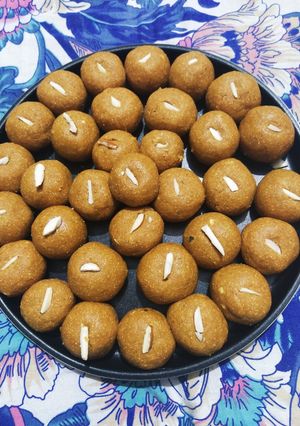 A picture of Besan ke laddo.