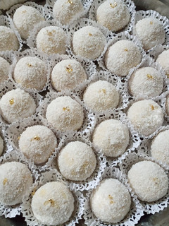 صورة لوصفة كريات الثلج المحشية بجوز الهند 🥥