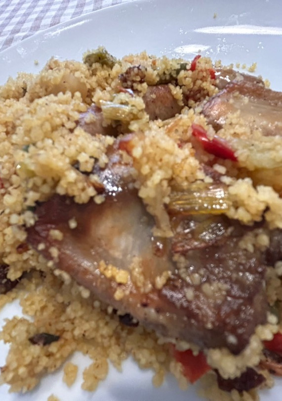 Una foto de Cuscús con verduras y carnes en Airfryer Cosori