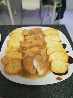 Una foto de Bonito en salsa de cebolla con guisantes