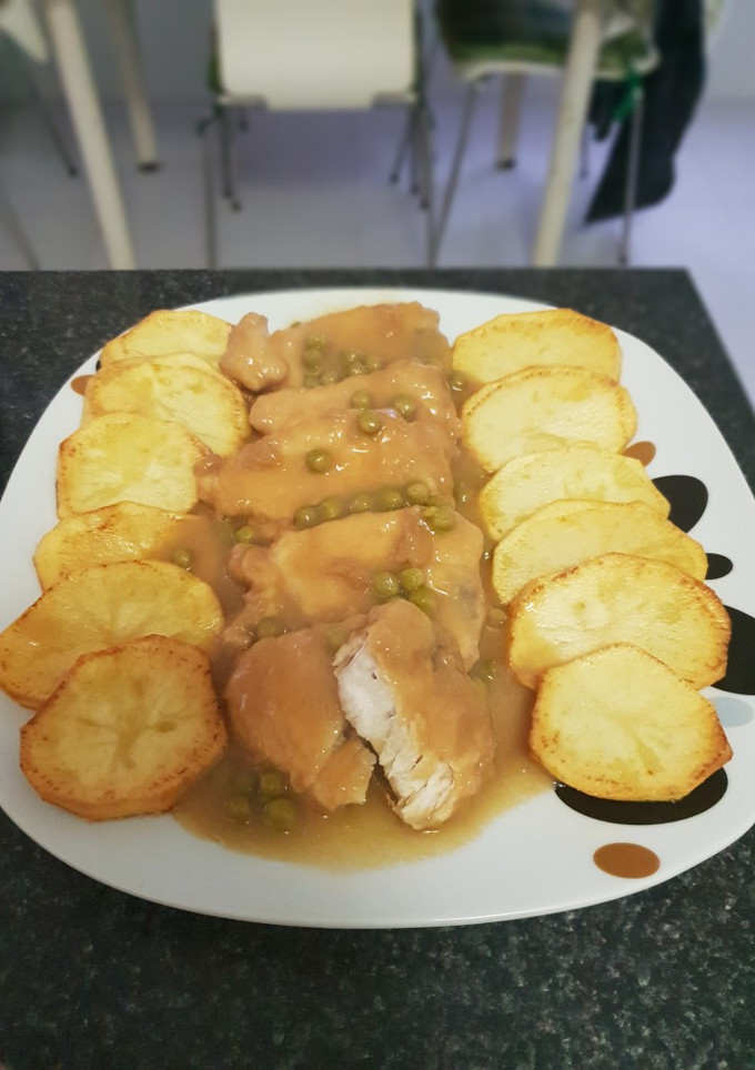 Una foto de Bonito en salsa de cebolla con guisantes