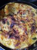 Tortilla de huevo, con cubos de plátano amarillo y queso cheddar