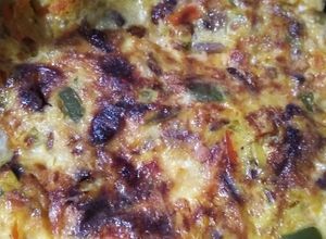 Una foto de Tortilla de huevo, con cubos de plátano amarillo y queso cheddar
